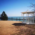 **Sunny And Bright, Thatchers Rock One Bed Beach Front Apartment***