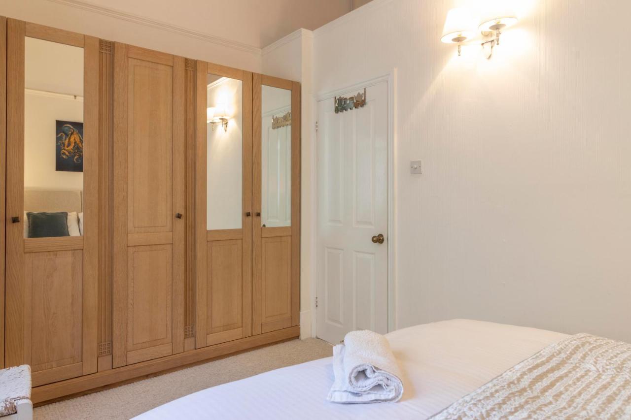**sunny And Bright, Thatchers Rock One Bed Front Apartment***