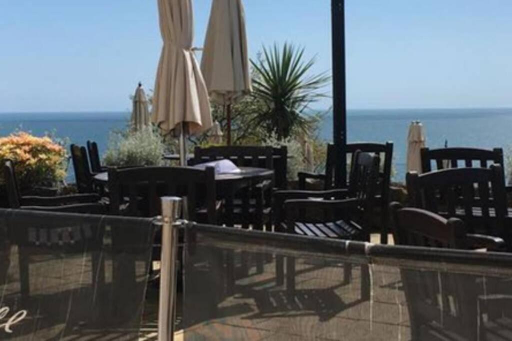 **sunny And Bright, Thatchers Rock One Bed Front Apartment***